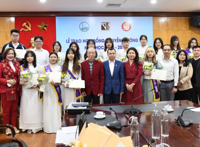 20 sinh viên ĐHQGHN nhận học bổng Nguyễn Trường Tộ năm học 2023 - 2024